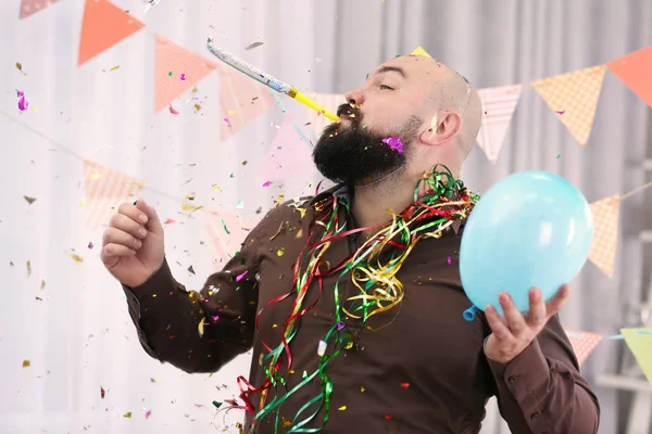 Engraçado gordo celebrando aniversário em casa — Fotografia de Stock