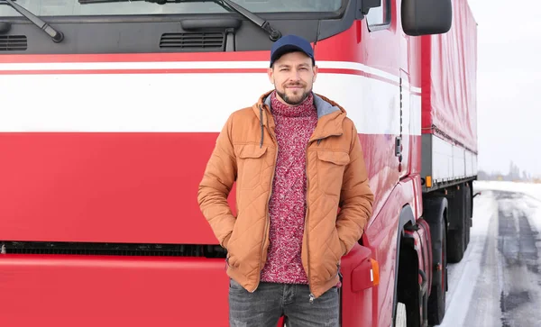 Chauffeur près de camion à l'extérieur — Photo