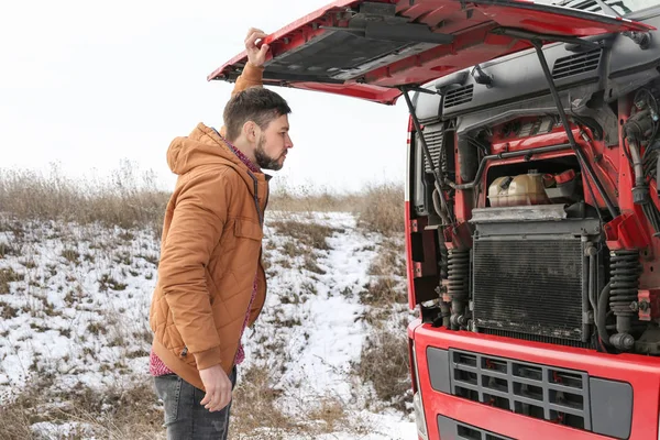 Bestuurder in de buurt van vrachtwagen buitenshuis — Stockfoto