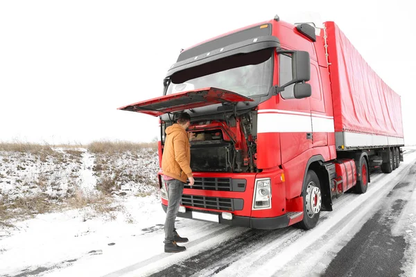 açık havada kamyon yakınındaki sürücü