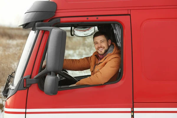 Мужчина за рулем современного грузовика — стоковое фото