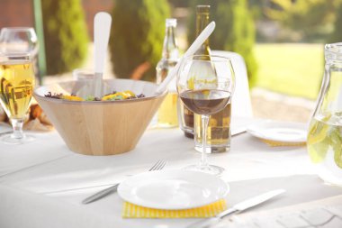 Yemek ve içeceklerle dolu bir masa