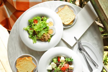 Lezzetli salata ile Servis Kahvaltı 