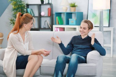 Terapi seansı sahip genç  