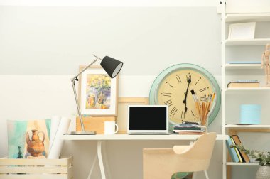 Çalışma alanı ile masa üstünde laptop  