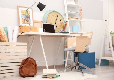 Çalışma alanı ile masa üstünde laptop  