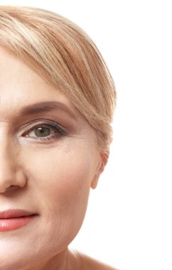 Beyaz arka planda, closeup Olgun kadın