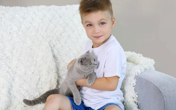 Petit garçon avec chaton — Photo