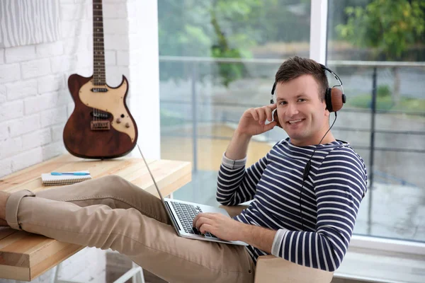 Joven Compositor Sentado Escritorio Con Portátil Sala Luz — Foto de Stock