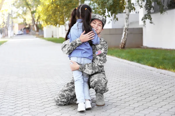 Mãe Uniforme Exército Filha Rua — Fotografia de Stock