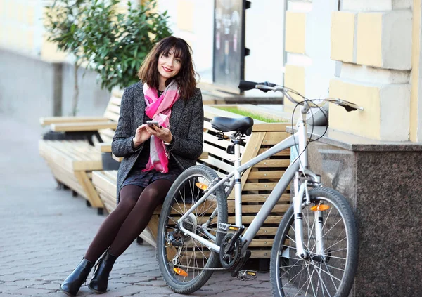 Mujer con bicicleta al aire libre — Foto de Stock