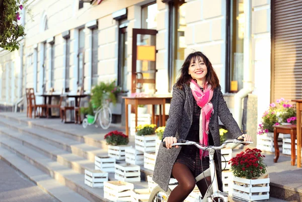 Woman riding bike outdoors — Stock Photo, Image