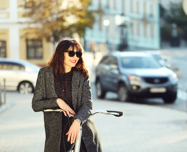 Vrouw met fiets buitenshuis — Stockfoto