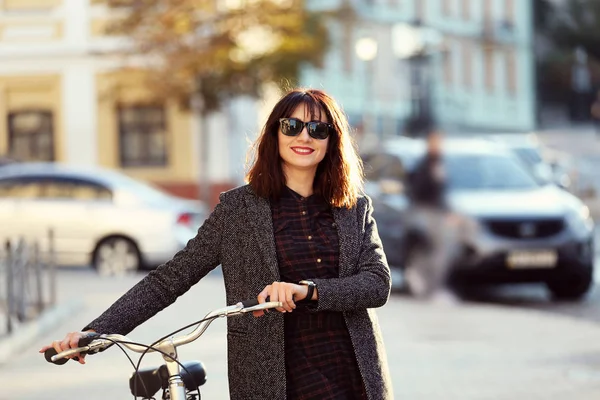 Mujer con bicicleta al aire libre — Foto de Stock