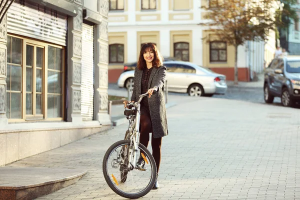 Nő a kerékpáros szabadban — Stock Fotó
