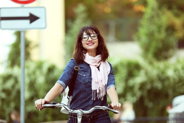 Woman riding bike outdoors — Stock Photo, Image