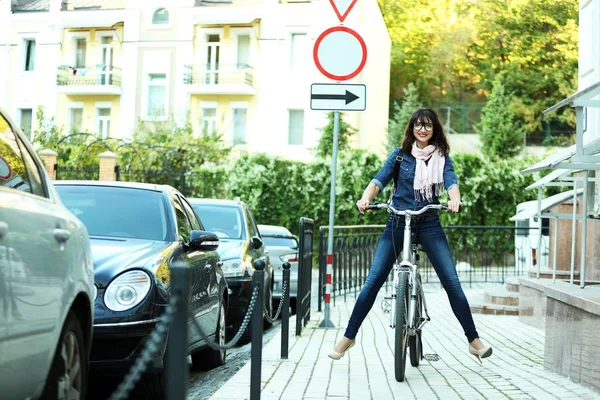 Mujer montar en bicicleta al aire libre — Foto de Stock