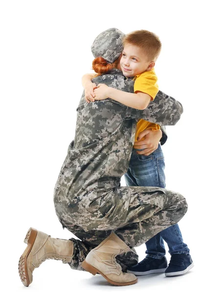 Militare Madre Con Suo Figlio Sfondo Bianco — Foto Stock