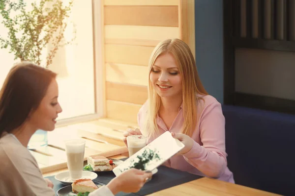 Lindas Mulheres Jovens Sentadas Café Com Computador Tablet — Fotografia de Stock