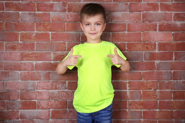 Menino na cor T-shirt — Fotografia de Stock