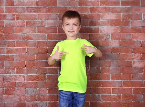Αγόρι σε χρώμα T-shirt — Φωτογραφία Αρχείου
