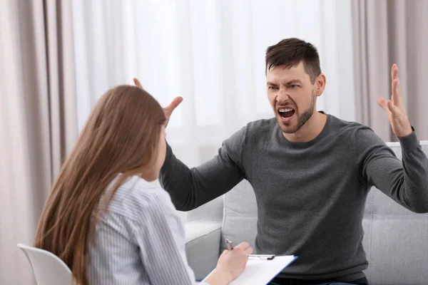 Junger Mann am Empfang — Stockfoto