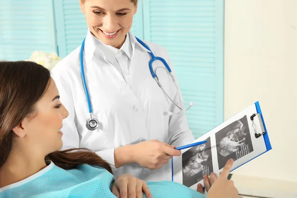 Läkare visar baby ultraljudsbilden — Stockfoto