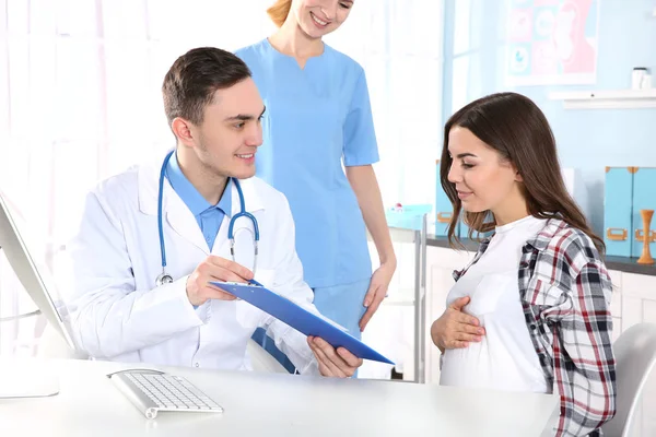 Medico Riempiendo Cartella Clinica Della Donna Incinta — Foto Stock