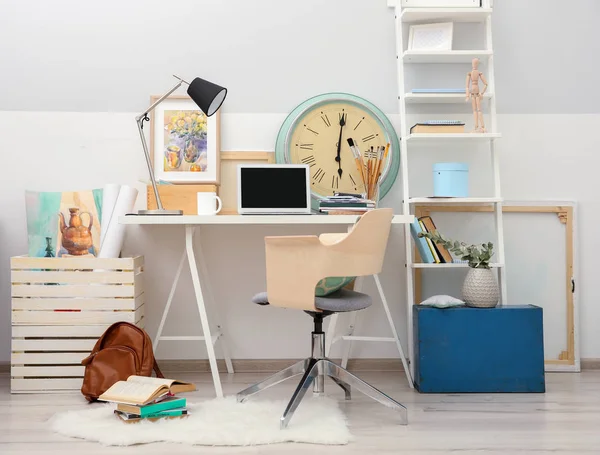 Local de trabalho com laptop na mesa — Fotografia de Stock