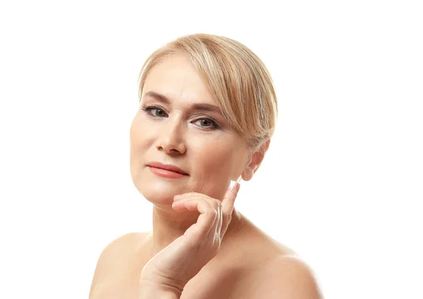 Mulher madura aplicando creme anti-envelhecimento no rosto, no fundo branco — Fotografia de Stock