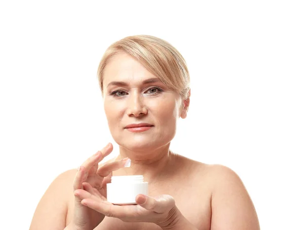 Mujer madura con tarro de crema antienvejecimiento sobre fondo blanco — Foto de Stock