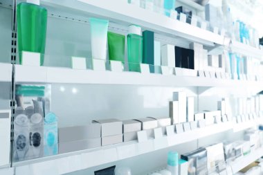 Mağaza raflarında çeşitli ürünler