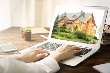 Online alışveriş kavramı. Evi emlak piyasası Web sitesinde arayan kadın