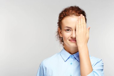 Gözlük olan kadın  