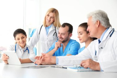 Hekimlerin klinik toplantıda tartışılması