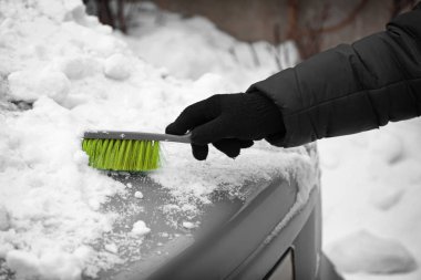 Adam arabadan kar kaldırma