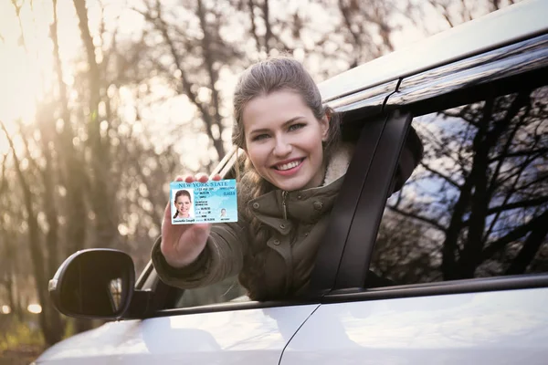 Mujer con licencia de conducir —  Fotos de Stock