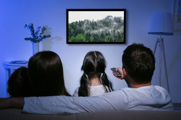 Evde Televizyon Izlerken Aile Boş Zaman Eğlence Kavramı — Stok fotoğraf