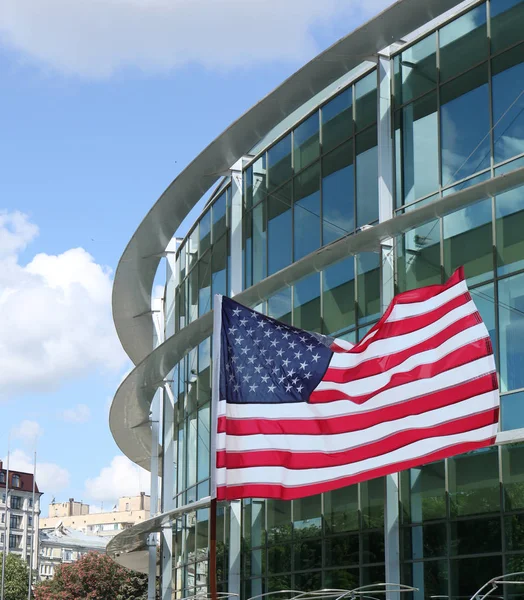 Bandiera americana sullo sfondo della costruzione — Foto Stock