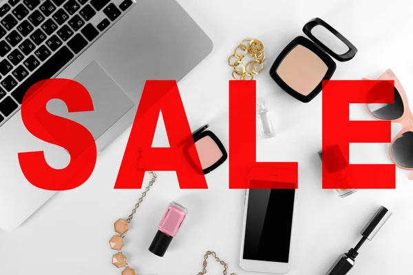 Verkaufskonzept. Kosmetik mit Laptop und Smartphone auf weißem Hintergrund — Stockfoto