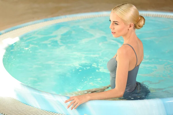 Menina bonita em jacuzzi — Fotografia de Stock