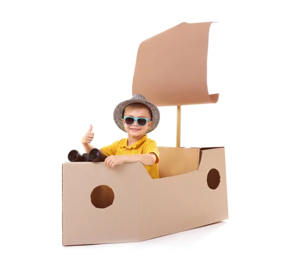 Fiú játszik karton hajó — Stock Fotó