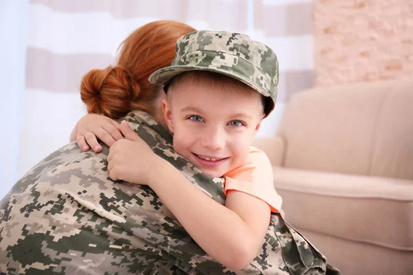 Soldado feminino e criança pequena — Fotografia de Stock