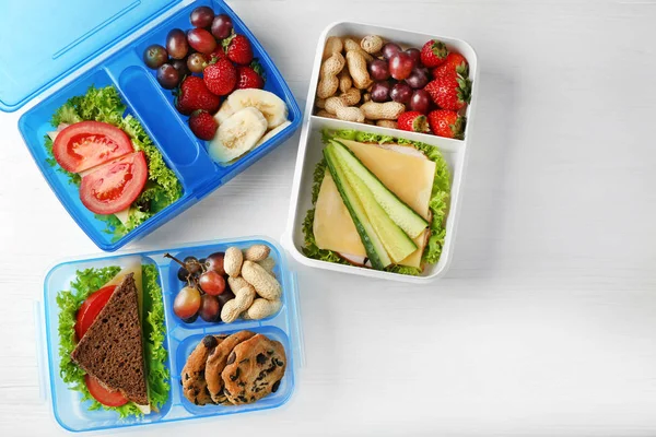 Lunchbox mit Sandwich und verschiedenen Produkten — Stockfoto