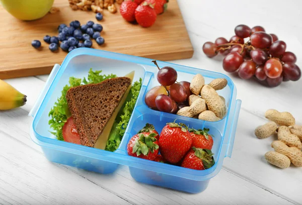 Lunchbox con sandwich e diversi prodotti — Foto Stock