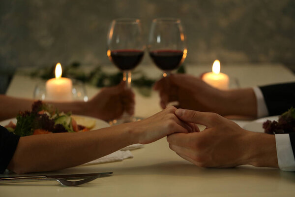 Wedding proposal in restaurant 