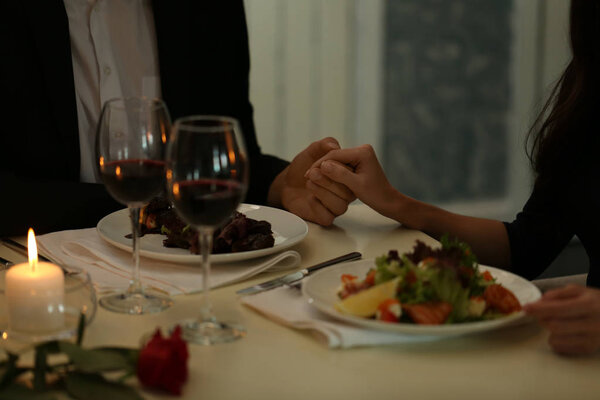 Wedding proposal in restaurant 