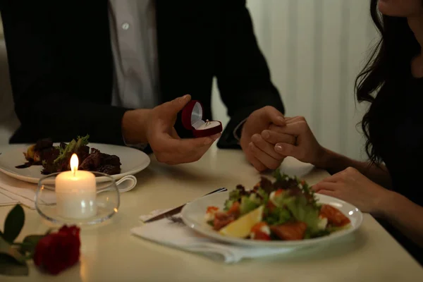 Heiratsantrag im Restaurant — Stockfoto