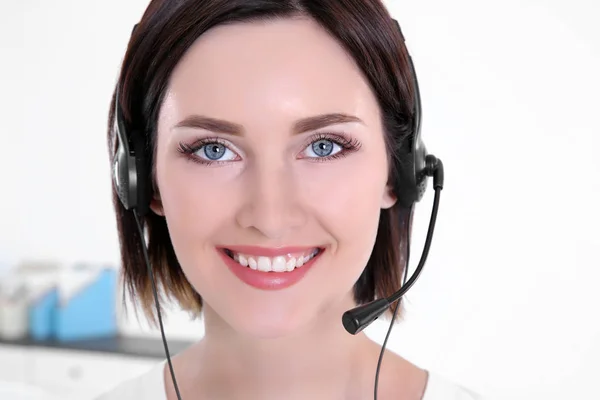 Unga vackra teknisk support dispatcher arbetar, närbild — Stockfoto