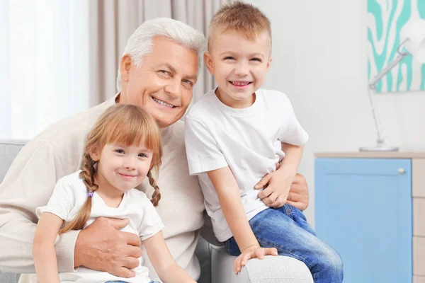 Avô feliz com netos — Fotografia de Stock